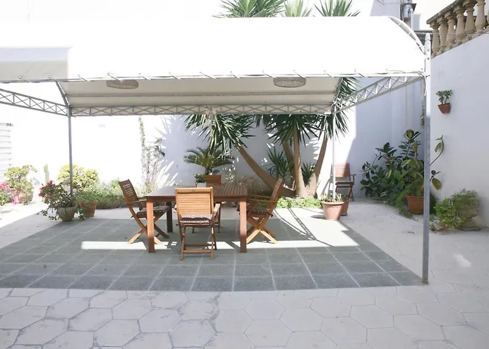 Eden Garden-historic Big House Near Sea, Holiday home